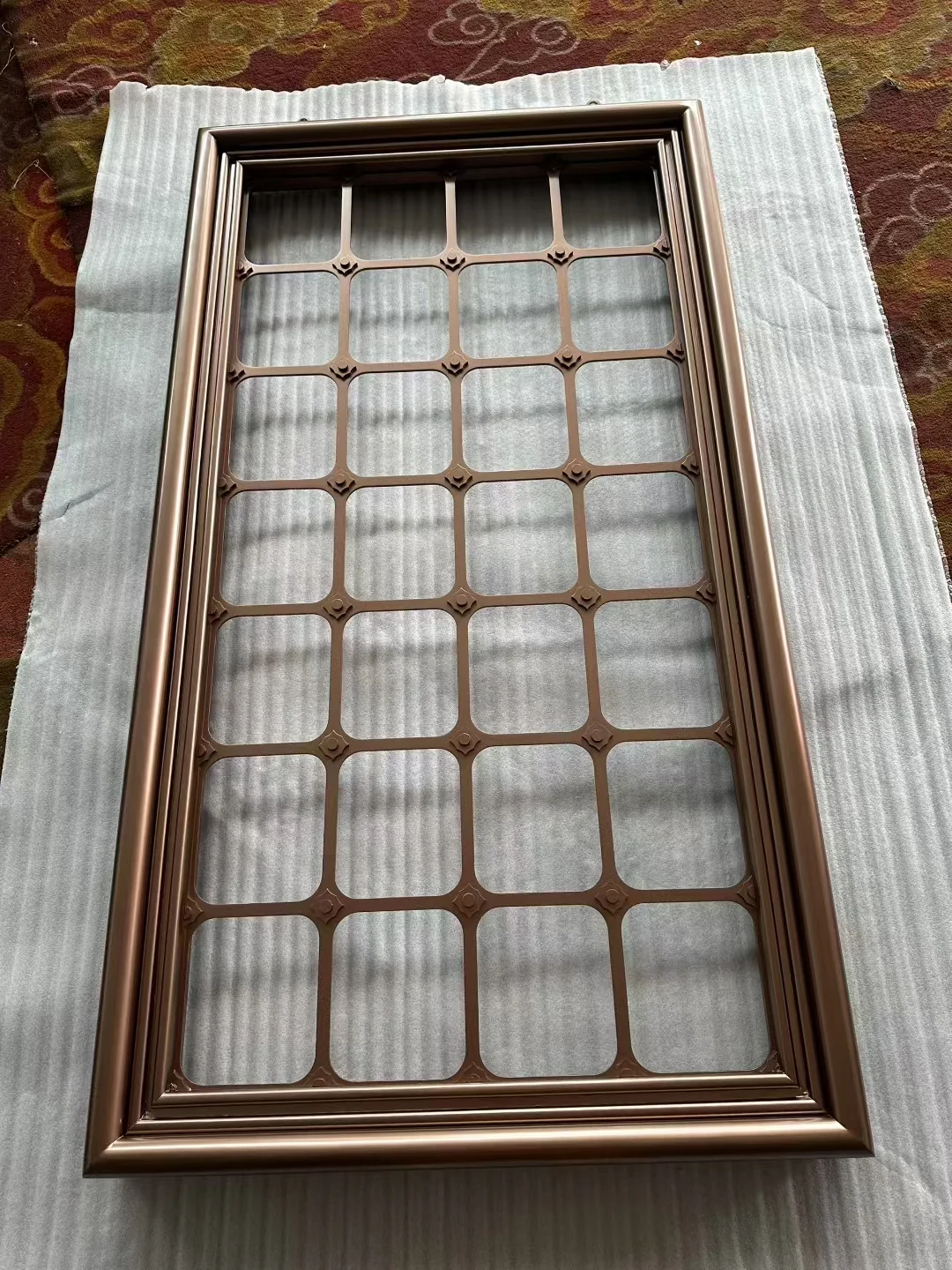 Minimalist stainless steel screen with a linear design 3