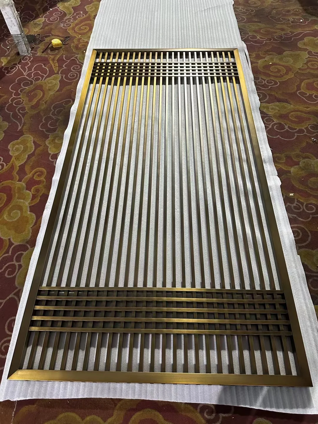 Minimalist stainless steel screen with a linear design 7
