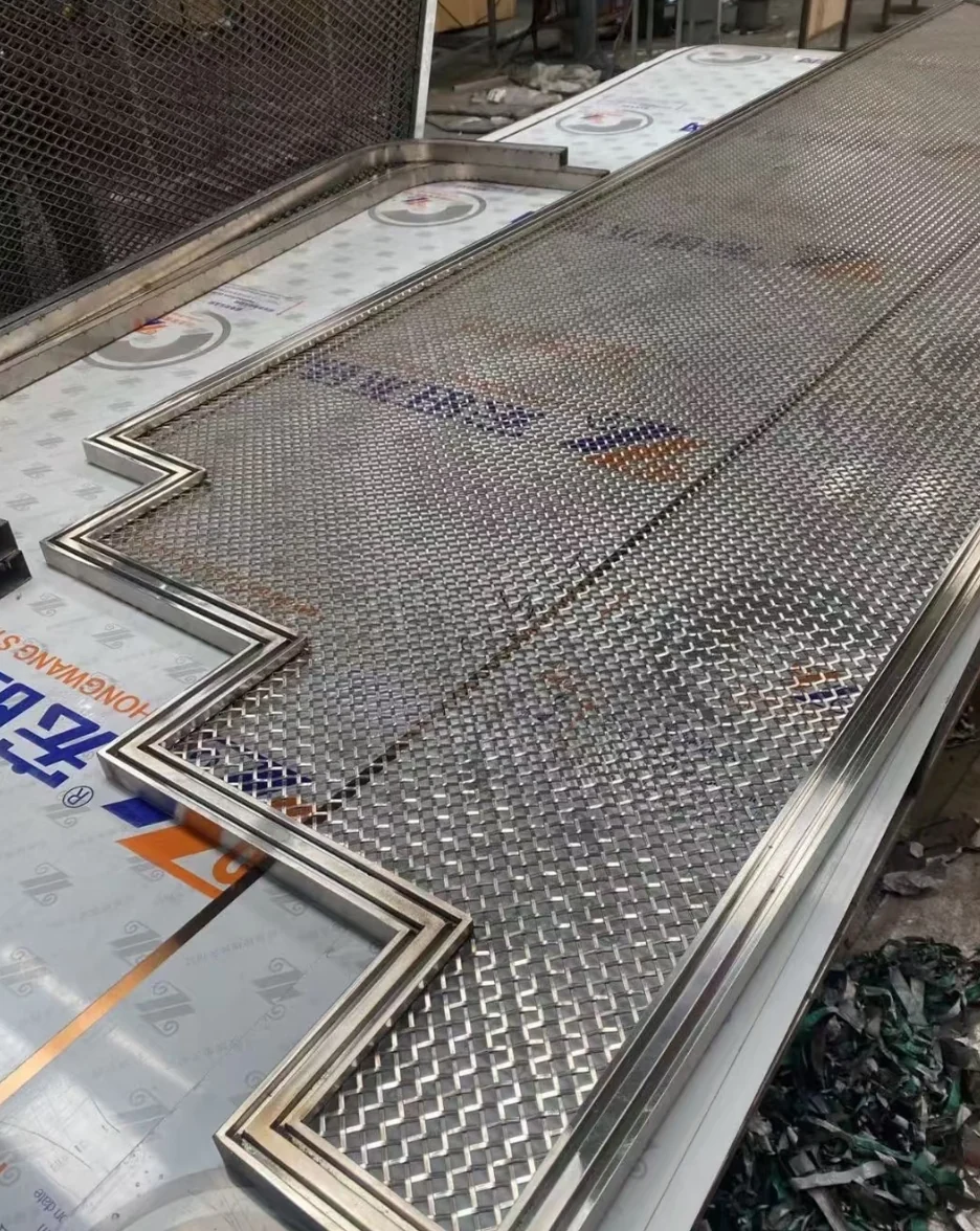 Stainless steel mesh screen for an interior partition 3